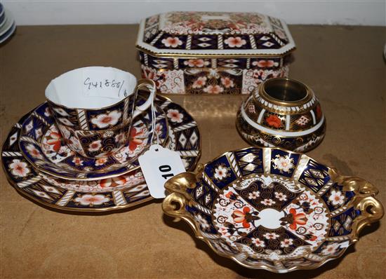 Small collection of Crown Derby Imari patterened ceramics